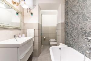 Top Location - walk to Navona Pantheon and Vatican