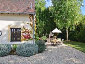 Holiday Home in Le Châtelet with Pool