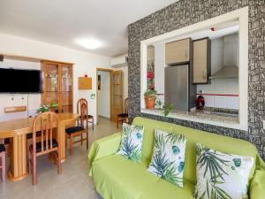 Sunny Apartment Near Paseo