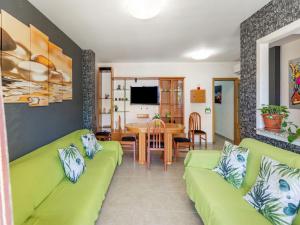 Sunny Apartment Near Paseo