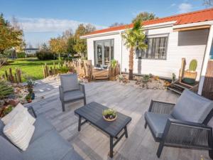 Chalet in Goedereede near North Sea Beach