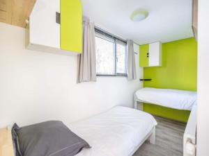 Chalet in Goedereede near North Sea Beach