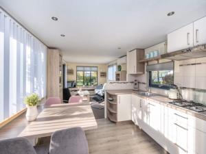 Chalet in Goedereede near North Sea Beach