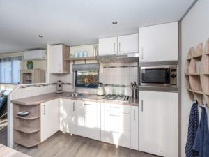 Chalet in Goedereede near North Sea Beach