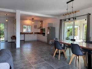 LEscapade Jaune - Jacuzzi, Wi-Fi, tout équipée