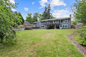 Beaverton Retreat Huge Backyard