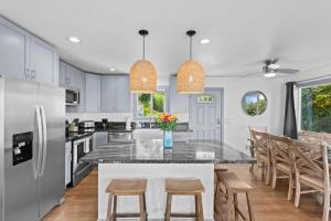 4BR Kona Home with Ocean Views and AC!