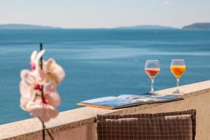 A 4 apt w terrace & sea view 4 min walk to beach