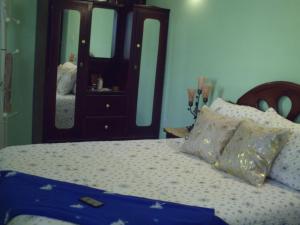 Tropical Apartment with private patio, Walk to Beaches, Shops and Cafes