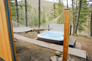 Mountain Cabin with Hot Tub, Fireplaces, Loft, Views