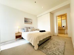 QV # Free Car Parking # Urban SkyPool 2 Bed & 1 Sofa Bed Apt QV1 Family Friendly - Ultimate Melbourne CBD, Morning with Cafe, Pool, Gym & Free Car Parking