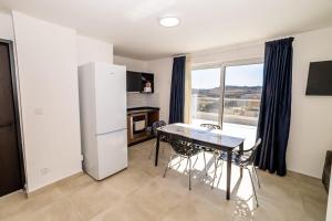 Peaceful Penthouse with Country Views - by HostMT