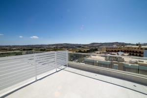 Peaceful Penthouse with Country Views - by HostMT