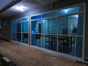 TR Beach Apartments - Uroa Beachfront Bliss Modern 1BR Oceanview Retreat