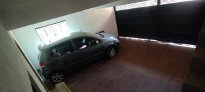 Casa moderna em meio à natureza