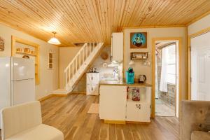 Pet-Friendly Mtn Retreat with Yard in Blairsville!