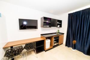 Bright Penthouse with Terrace - by HostMT