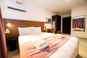 Stunning Studio with Sea & Country View - by HostMT