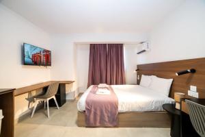 Stunning Studio with Sea & Country View - by HostMT