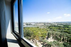 Stunning Studio with Sea & Country View - by HostMT