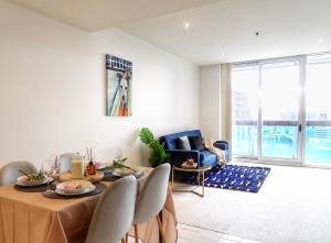 QV # Free Car Parking # Urban SkyPool 2 Bed & 1 Sofa Bed Apt QV1 Family Friendly - Ultimate Melbourne CBD, Morning with Cafe, Pool, Gym & Free Car Parking