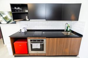 Peaceful 1-Bedroom Apartment Stunning Views - by HostMT