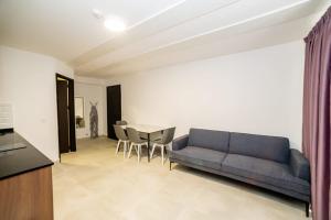 Peaceful 1-Bedroom Apartment Stunning Views - by HostMT