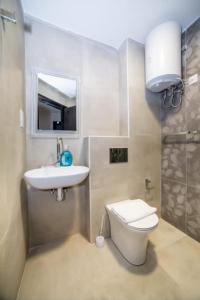 Peaceful 1-Bedroom Apartment Stunning Views - by HostMT