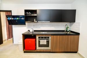 Peaceful 1-Bedroom Apartment Stunning Views - by HostMT