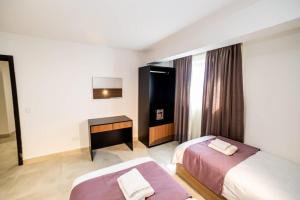 Spacious Studio with 3 Single Beds - by HostMT