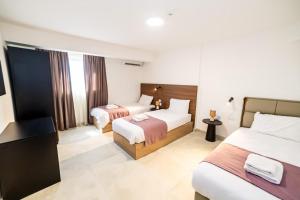 Spacious Studio with 3 Single Beds - by HostMT