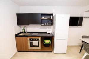 Spacious Studio with 3 Single Beds - by HostMT