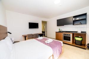 Bright & Cozy Studio - by HostMT