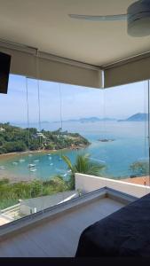 Casa em Angra com 4 quartos, churrasqueira, piscina, sinuca e quadra privativa