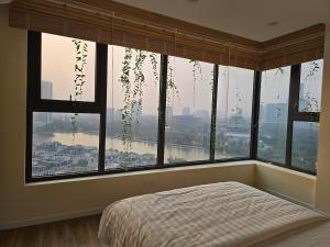 Trinity 3BR apt w lakeview near Marriott, Big C, VNU