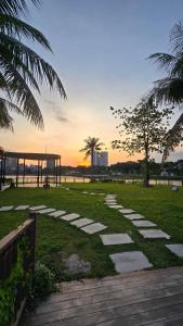 Trinity 3BR apt w lakeview near Marriott, Big C, VNU