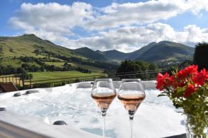 Maisons de vacances Gite des Sommets spa privatif vue panoramique sur les montagnes : Maison 3 Chambres