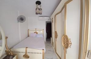 Porto Said بورتوسعيد شاليه ثلاث حجرات وثلاثة حمام وصاله مكيف بالكامل وبلكونه وانترنت عدد 7 أسره