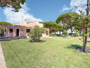 Villa in Vilamoura with Pool near Beach