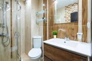 Bright 1BDR Apartment with a Balcony