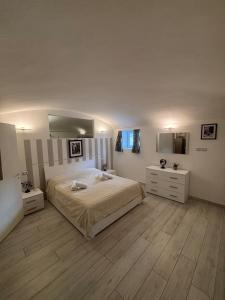 The Black and White House - Roman Quadrilateral