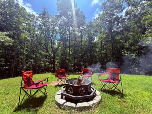 Morency Place - 14-Acre Woodland Escape 5 miles from VT