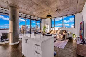 Summit Stay Luxe Skyline Views Pool Parking