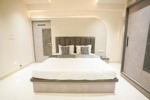 Elegant 4BHK Home Perfect for Families and Groups