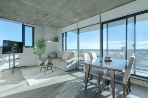 Downtown Sunny Highrise Corner Condo Sleeps 7