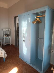 Blue House, Strand Amed