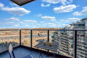 Golden Horizon Luxe Comfort & Iconic City Views