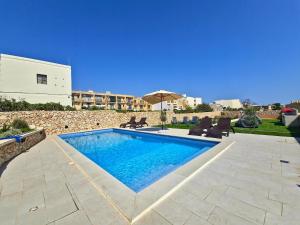 Gozo Getaway - Large Pool Apartment, 10 mins to Xaghra Square