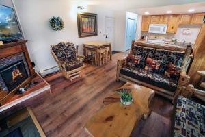 Fawn Valley Inn- 205 condo