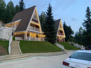 Двоповерховий апартамент у котеджі FREEMAN-3b з грилем та альтанкою над річкою